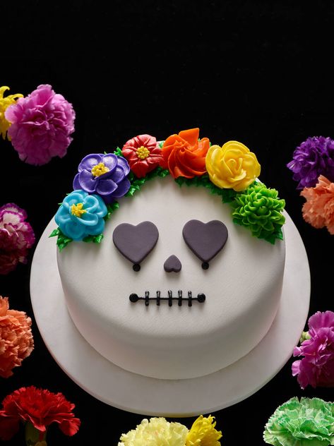 Dia De Muertos Cake Ideas, Spooky Cake Designs, Day Of The Dead Desserts, Day Of The Dead Cake Ideas, Dia De Los Muertos Cake Ideas, Skull Cake Ideas, Round Cake Ideas, Mexico Cake, Sugar Skull Birthday