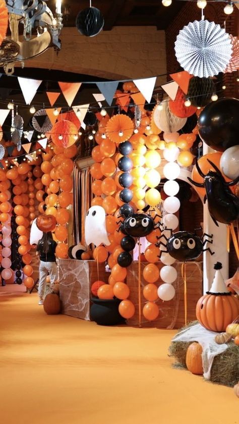 Halloween Retail Display Ideas, Halloween School Party Decorations, Halloween Dance Decorations, Halloween Event Decor, Halloween Balloon Arch, Halloween Photo Backdrop, Retro Halloween Decorations, Halloween Balloons Decorations, Halloween Party Backdrop