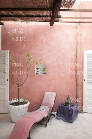 so comfortable and an beautiful dusty rose Murs Roses, Stair Wall, Deco Rose, Pink Houses, Pink Interior, Pink Room, Pink Walls, Wall Color, Design Interior