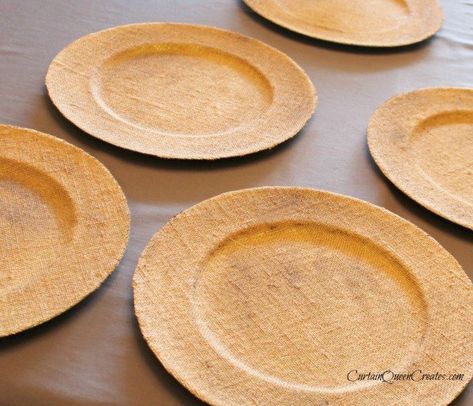 Give your old chargers some burlap love.  Make a batch of home-made Mod-Podge and cover old or clearance shelf chargers with burlap.  The update gives interesti… Home Made Mod Podge, Dinner Table Diy, Charger Plate Crafts, Thanksgiving Dinner Table Decorations, Charger Ideas, Diy Chargers, Burlap Projects, Thanksgiving Dinner Table, Diy Burlap