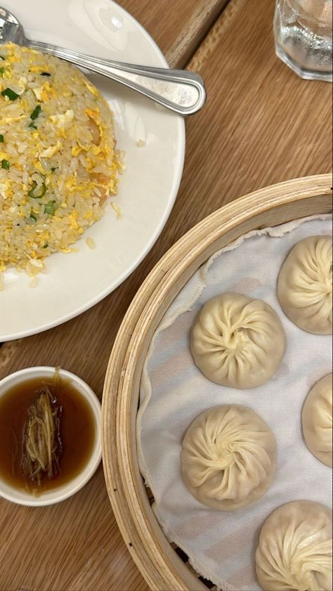 din tai fung Asian Food Party, Soup Dumpling, Yummy Asian Food, Delicious Food Image, Xiao Long Bao, Din Tai Fung, Dumpling Soup, Authentic Asian Recipes, Egg Fried Rice