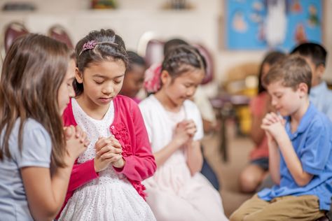 These fun prayer activities and games will help you teach kids in a way that makes sense to them. These can be taught in Sunday school or at home. Classroom Etiquette, Sunday School Games, Children Ministry, School Prayer, Children Praying, Class Rules, Church Poster Design, Sunday School Teacher, Prayers For Children