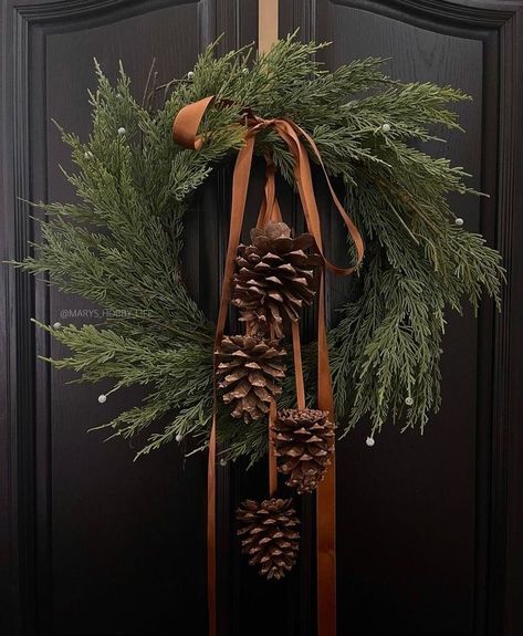 Julkransar Diy, Natural Christmas Wreaths, Dekoratívne Vence, Front Porch Christmas, Christmas Decor Inspiration, Natural Christmas, Christmas Porch, Noel Christmas, Christmas Wreaths Diy