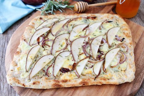 Pear and Blue Cheese Flatbread Recipe Weight Watchers Crockpot Recipes, Blue Cheese Flatbread, Flatout Recipes, Baked Dinners, Cheese Flatbread Recipes, Pear Prosciutto, Pear And Blue Cheese, Appetizer Vegetarian, Emily Bites