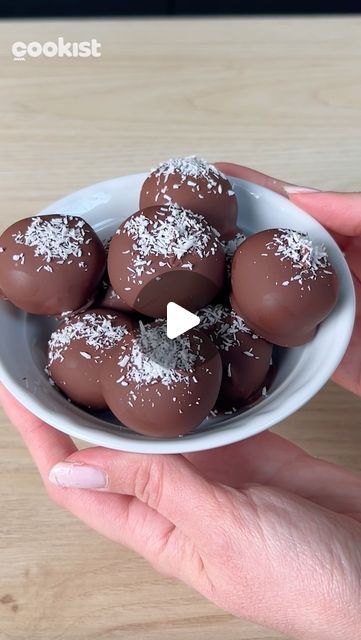 No Bake Truffles, Frosty Recipe, Coconut Truffles, Cookist Wow, Coconut Candy, Coconut Recipes, Candy Desserts, Chocolate Treats, Chocolate Coconut