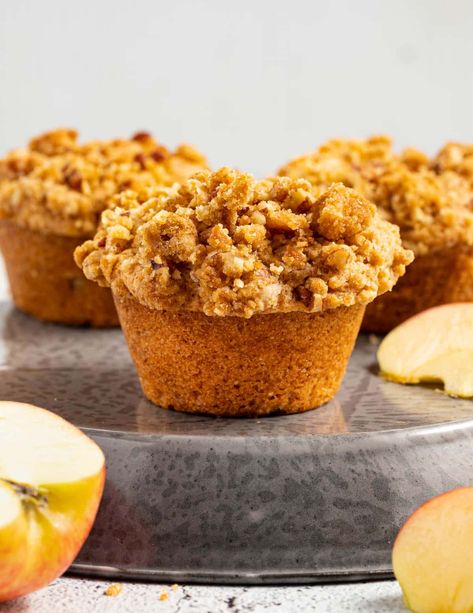 Deliciously soft & fluffy vegan apple muffins, loaded with sweet, tender apples and topped with crumbly, crunchy streusel! Vegan Apple Oat Muffins, Apple Crisp Muffins, Wfpb Breakfast, Vegan Apple Muffins, Muffin Vegan, Apple Streusel Muffins, Vegan Crumble, Vegan Apple Crisp, Apple Crumble Cake