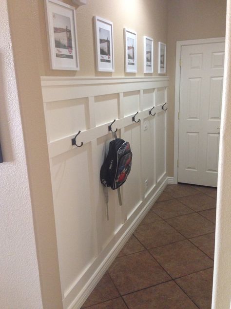 Backpack wall with frames for each kids school picture! Entryway Ideas Backpacks, Home Backpack Station, Backpack Hook Ideas, School Bag Storage Ideas Small Spaces, Hallway Backpack Station, Backpack Entryway Ideas, Backpack Holder Ideas, Backpack Wall Organization, Kids Backpack Station