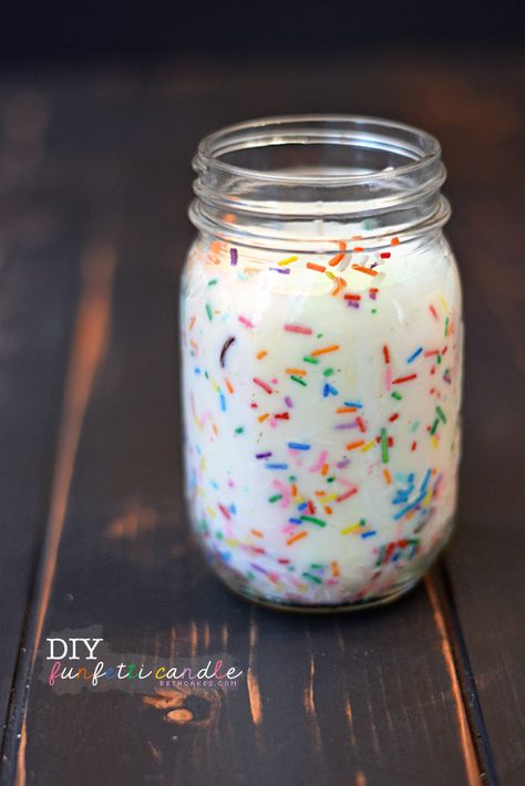 DIY: Funfetti Candle Tutorial @Brieanne Fazio Fazio Fazio Vanderpool they used scented wax cubes Diy Funfetti Candle, Candle Projects, Candle Candle, Mason Jar Crafts Diy, Diy Simple, Navidad Diy, Mason Jar Candles, Homemade Candles, Mason Jar Diy