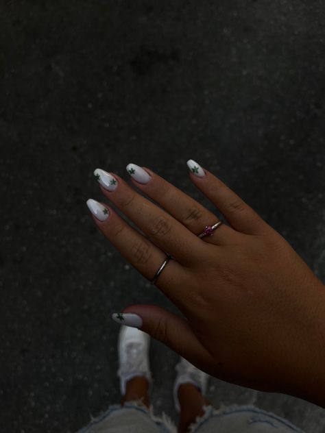 White Nails with stars✨ White Nails With Stars, Green Star Nails, Nails With Stars, White Chrome Nails, Green Xmas, White Glitter Nails, Star Nails, Silver Nails, Glitter Stars