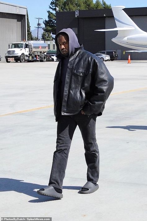 Kanye West was seen boarding a private jet out of Los Angeles with the social media personality Justin Laboy. Kanye West Style Outfits, Kanye West Balenciaga, Yeezy Fits, Kanye West Fashion, Justin Laboy, Kanye West Outfits, Kanye West Style, Minimal Streetwear, Yeezy Fashion