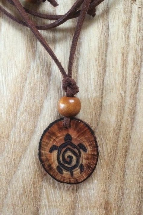 Wood Burning Necklace Pendants, Things To Woodburn, Wood Burning Necklace, Wooden Burning Art, Cool Wood Burning Ideas, Wood Burned Necklace, Wood Burn Projects, Wood Jewellery Handmade, Easy Wood Burning Patterns