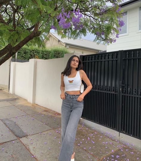 White crop top Stylish Crop Tops On Jeans, Poses In T Shirt And Jeans, Jeans And Crop Top Photoshoot, Crop Tops For Girls Stylish, Poses With Crop Top, Poses On Crop Top, Crop Top Western Outfit, Jeans And Top Photo Poses, How To Pose In Jeans Top