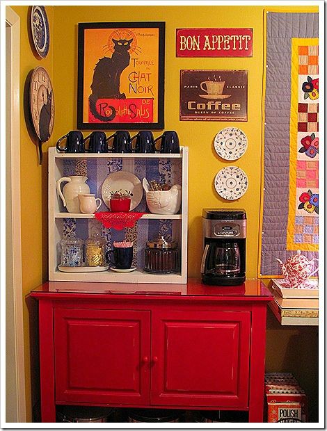 home Coffee Station 31 Junk Chic Cottage, Diy Coffee Station, Coin Café, Coffee Bar Station, Diy Coffee Bar, Kitchen Island On Wheels, Cabinet Table, Home Coffee Stations, Coffee Tray