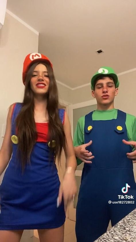 Woman Mario Costume, Mario And Peach Costumes For Couples, Princess Couples Costumes, Last Minute Halloween Costumes Couples, Easy Halloween Costumes For Couples, Unique Halloween Costumes For Couples, Deadpool Halloween Costume, Halloween Couples Costumes, Facts About Japan