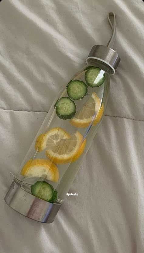 Water And Supplements Aesthetic, Healthy Drinks Water, 3 Litres Of Water A Day, Things To Put In Water, Fruit In Water Aesthetic, Hydrated Water, Workout Vibes, Glow Up Aesthetic, Grape Water