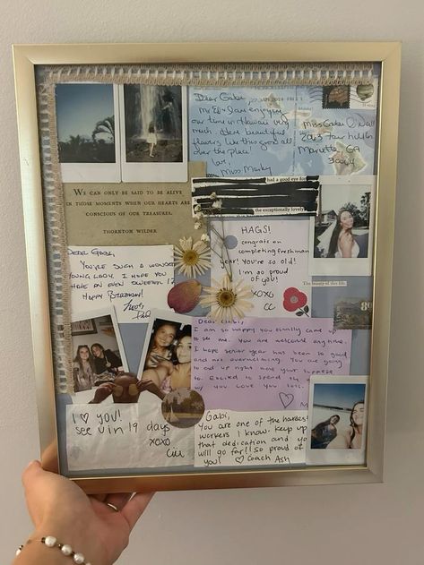 Memory Collage Frame, How To Hang Posters On Wall, Screen Decorating Ideas, Picture Frame Scrapbook Ideas, Memory Frame Ideas Diy Projects, Pic Frame Wall Ideas, Reader Room Aesthetic, Picture Frame Collage Ideas, Frame Collage Ideas