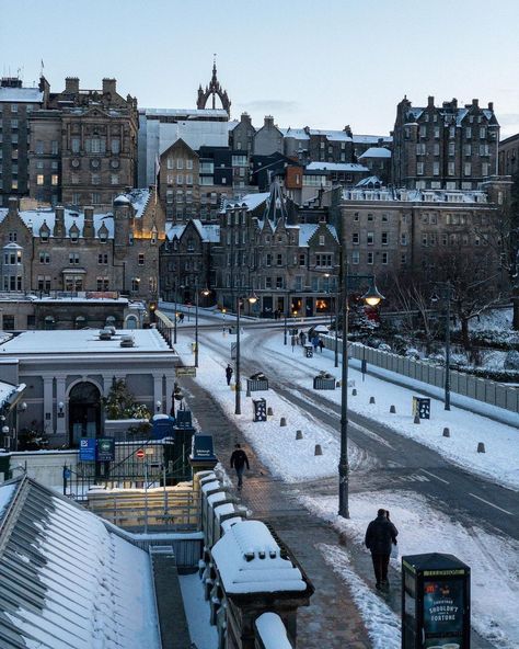 Edinburgh Photos | Scotland on Instagram: “Snowy Old Town, Edinburgh” Edinburgh Winter, Edinburgh Christmas, Old Town Edinburgh, Edinburgh University, Scotland Tours, Europe Photography, Edinburgh City, Nature Instagram, Edinburgh Castle