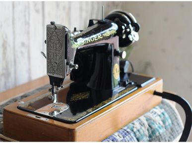 Singer Tips, Restoring Cast Iron, Sewing Machine Tattoo, Sewing Machine Desk, Antique Sewing Machine Table, Sewing Machine Vintage, Sewing Machine Drawers, Machine Image, White Sewing Machine