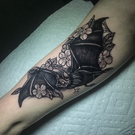 𝐀𝐥𝐞𝐱𝐚𝐧𝐝𝐫𝐢𝐚 𝐁𝐚𝐫𝐫𝐞𝐭𝐭 ✨ on Instagram: “Been doing a lot of bats lately and it’s making me want one! 🦇💜 #bat #battattoo #neotrad #neotradtattoo #omahatattoos @defiantaftercare…” Neotrad Bat Tattoo, Bat Forearm Tattoo, Trad Bat Tattoo, Traditional Bat Tattoo, Black And Grey Sleeve, Neo Trad Tattoo, Tattoos Inspo, Bat Tattoo, Stomach Tattoos