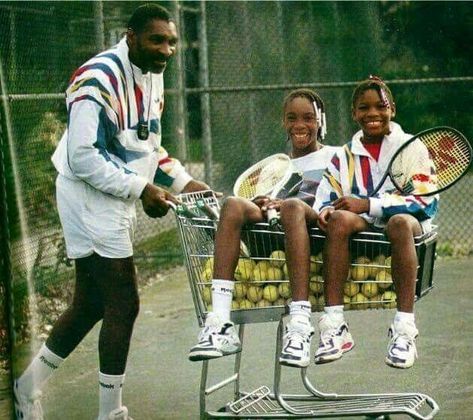 A young Venus and Serena and their father Serina Williams, Serena Williams Tennis, Venus And Serena Williams, Williams Tennis, My Sisters Keeper, Richard Williams, Tennis Legends, Tennis Coach, Vintage Tennis