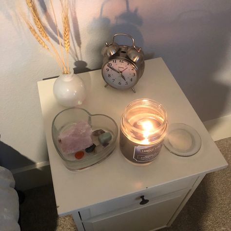 Aesthetic Night Stand Ideas, Night Stand Aesthetic Decor, Night Table Ideas Aesthetic, Aesthetic Night Table, White Nightstand Aesthetic, Nightstand Aesthetic Decor, Cute Nightstands Aesthetic, Bedside Table Decor Aesthetic, Night Stand Ideas Aesthetic