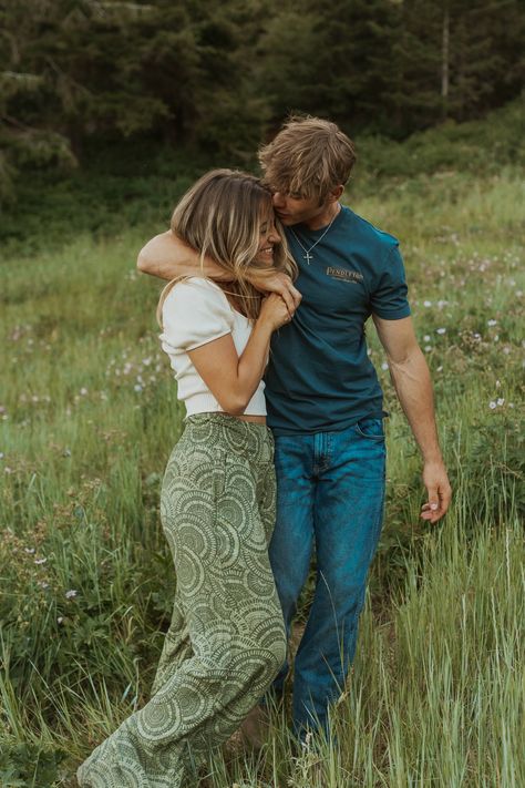 Couple-laughing-at-Bogus-Baisn-in-Boise,-Idaho Photoshoot Lights, Engagement Outfits Summer, Summer Couples, Engagement Outfit, Couple Picture Poses, Cute Couple Poses, Couple Photoshoot Poses, Boise Idaho, Cute Photography