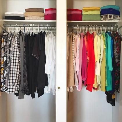 Color Organized Closet, Color Organization Closet, Office Closet Ideas, Diy Clothes Organiser, Organized House, How To Organize Your Closet, Closet Clutter, Organized Closet, Closet Hangers