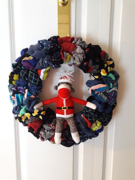 Sock Wreath, Sock Ideas, Ball Ideas, Sock Crafts, Sock Animals, Fuzzy Socks, Craft Fair Ideas, Sock Monkey, Clean Home