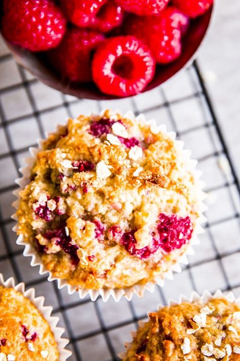 Gluten Free Raspberry Oatmeal Muffins are soft, delicious, and so easy. You'll be making these all summer long! #muffins #glutenfree Raspberry Oat Muffins, Raspberry Oatmeal Muffins, Muffins Raspberry, Oatmeal Muffins Healthy, Oatmeal Muffin Recipes, Raspberry Oatmeal, Raspberry Muffins, School Morning, Oat Muffins