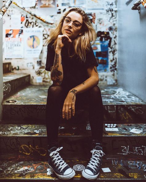 record store shoot lifestyle fashion editorial amoeba 90s grunge Punk Photoshoot, 90s Photoshoot, Grunge Photoshoot, Senior Photoshoot Poses, Grunge Pictures, Senior Photo Outfits, 90s Fashion Grunge, Fashion Grunge, Senior Pictures Poses