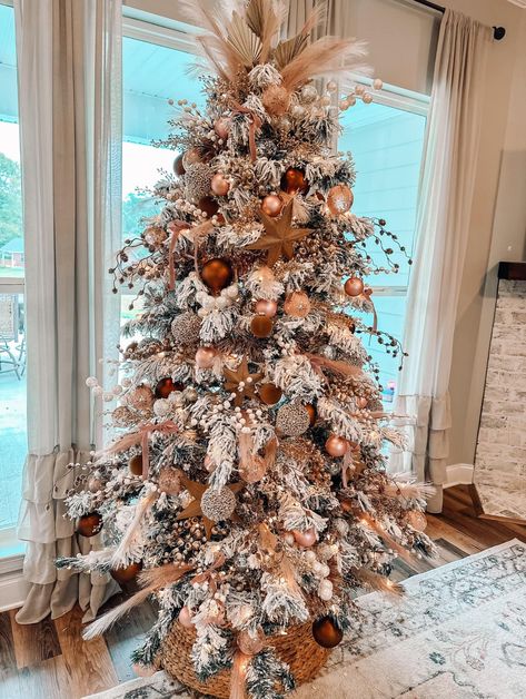 Christmas Tree With Pampas, Blush And Gold Christmas Tree, Blush And Gold Christmas, Boho Christmas Tree, Christmas Farm, Blush Gold, Gold Christmas Tree, Boho Christmas, Blush And Gold