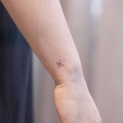 Pices Zodiac Tattoo Women, Pisces Zodiac Symbol, Wrist Tatoo, Button Tags, Maching Tattoos, Glyph Tattoo, Tato Minimal, Astrology Tattoo, Pisces Tattoos