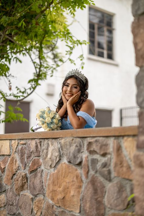 Quinceanera Poses Photo Shoots Ideas, Quince Photoshoot Ideas Outside, Sweet 16 Portraits, Quince Picture Poses, Quinceanera Picture Ideas, Quinceañera Pictures, Quince Photoshoot Ideas Garden, Quince Portraits Photo Shoot, Garden Quinceanera Photoshoot