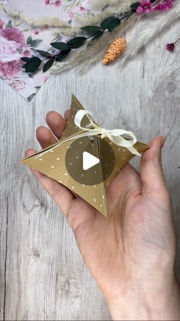 Wrapping A Necklace As A Gift, Diy Jewelry Gift Box Ideas, Paper Gift Boxes Diy, Gift Box Making Ideas, Diy Jewelry Gift Box, Origami Box Tutorial, Easy Birthday Gifts, Origami Gift Box, Wrapping Inspiration