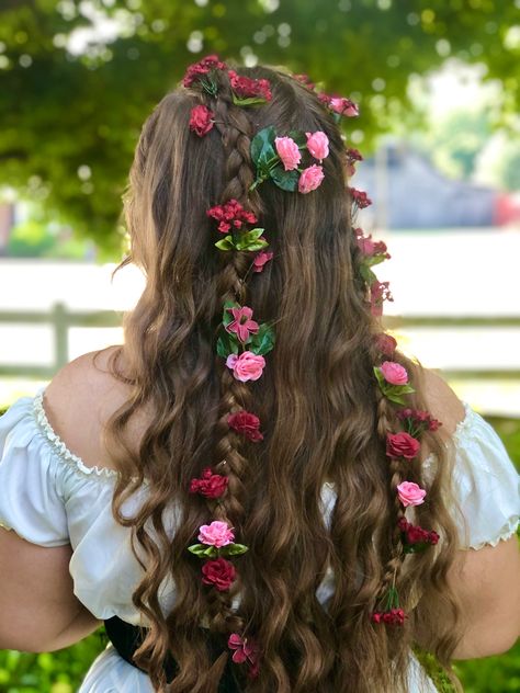 Renisance Fair Hairstyle, How To Braid Flowers Into Hair, Ren Fair Flower Crown, Renfair Hairstyles, Ren Faire Flower Fairy, Ten Faire Hair, Ren Faire Hairstyles Curly Hair, Ren Faire Flower Crown, Rapunzel Ren Faire