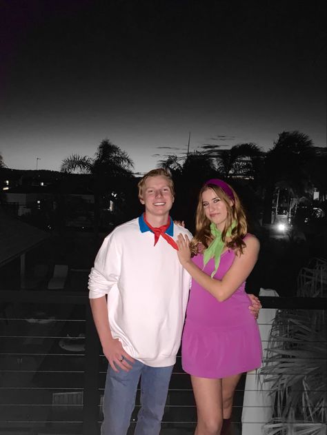 Daphne Blake Costume Ideas, Freddy And Daphne Costume Couple, Fred And Daphne Costume Halloween, Disney Easy Costumes, Blonde Couples Costumes, Daphne And Fred Costume Couple, Fred And Daphne Costume Couple, Freddy And Daphne Costume, Fantasia Daphne