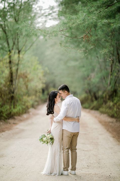 Outdoor Prewedding Photography, Wedding Esthetic Ideas, Korean Wedding Photography Outdoor, Outdoor Wedding Photography Poses, Bali Prewedding Photography, Outdoor Wedding Poses, Prewedding Photography Pose, Prewedding Pose Outdoor, Prenup Poses Ideas