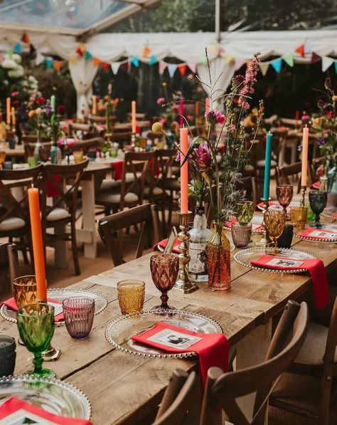 Clear Marquee Wedding With Colourful Decor - Rock My Wedding Back Garden Wedding, Cute Table, Colorful Wedding Flowers, Table Layout, Jewel Tone Wedding, Eclectic Wedding, Boda Mexicana, Tipi Wedding, Wedding 2025