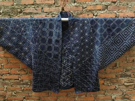 Repaired Jeans, Shibori Clothing, Sashiko Jacket, Japanese Quilt Patterns, Indigo Dyed Fabric, Boro Stitching, Sashiko Pattern, Upcycle Clothes Diy, Japanese Quilts