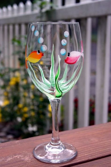 Glass painting ideas for beginners is a charming idea that has a lot of appeal but many of us stay away from it on the assumption that it is not easy to do. Glass Painting Ideas, Wine Glass Painting, Pebeo Porcelaine 150, Wine Glass Designs, Diy Wine Glasses, Hand Painted Glassware, Decorated Wine Glasses, Glass Painting Designs, Hand Painted Glasses