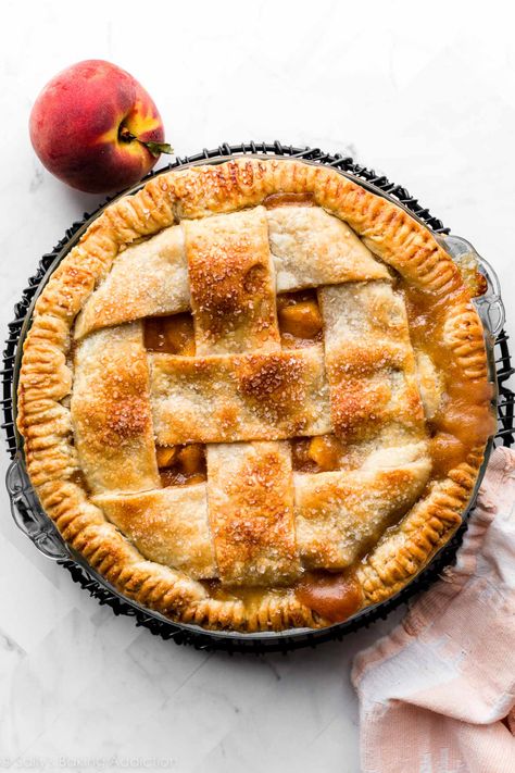 Perfect Peach Pie Recipe - Sally's Baking Addiction Perfect Peach Pie, Peach Crumble Pie, Peach Pie Recipe, Fruit Pie Recipe, Fresh Peach Pie, Peach Pie Recipes, Peach Pie Filling, Peach Crumble, Pie Crumble