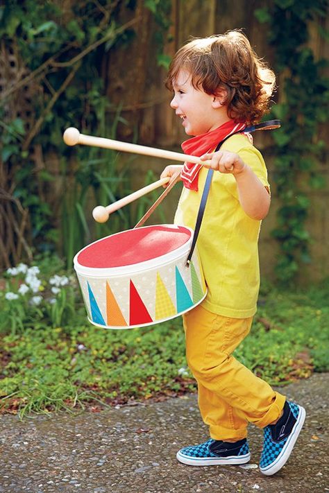 how to make diy toy drum | NYMetroParents Homemade Drum, Handmade Cards For Friends, Diy Drums, Drums For Kids, Toy Drum, Baby Play Activities, Standing Ovation, Diy Musical Instruments, Diy Kids Toys