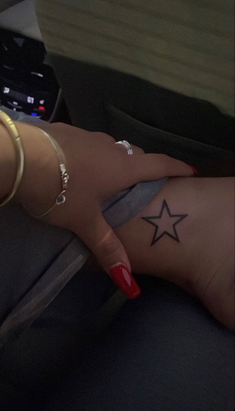 #stargirl #startattoo #ankletattoo #mixedmetals #rednails Digit Tattoo, 5 Star Tattoo, Stargirl Tattoo, Small Girly Tattoos, Hand Tattoos For Girls, Cute Hand Tattoos, Pretty Hand Tattoos, Black Girls With Tattoos, Star Tattoo