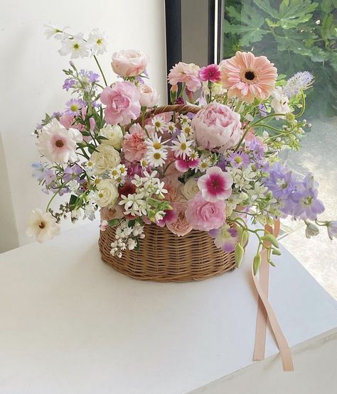 Cottagecore Floral Arrangement, Wildflower Basket Arrangement, Cottage Flower Arrangements, Flower Basket Arrangement, Insta Wall, Bag Bouquet, Basket Arrangement, Basket Flower Arrangements, Flowers Basket