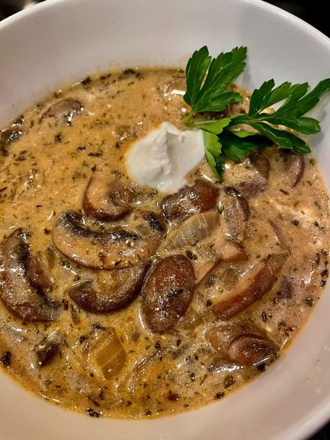 Hungarian Mushroom, Hungarian Mushroom Soup, Quick Soup Recipes, Soup Lovers, Hungarian Cuisine, Quick Soup, Creamy Mushroom Soup, Mushroom Soup Recipes, Grilled Bread