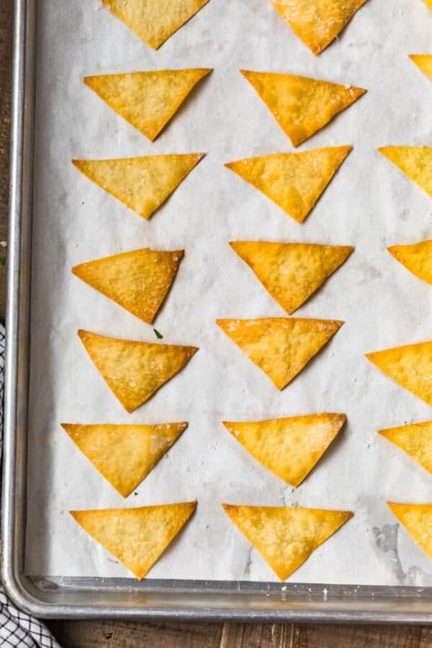 Crab Rangoon Dip Recipe, Cheesy Dip Recipes, How To Make Wontons, Baked Wontons, Rangoon Dip, Paprika Recipes, Wonton Chips, Crab Rangoon Dip, Sweet And Sour Sauces