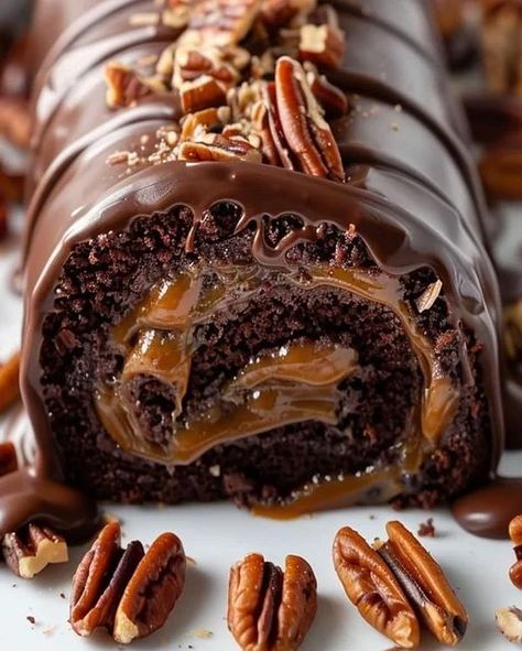 Indulge in the best Gooey Chocolate Caramel Turtle Cake Roll recipe. Easy to make, this dessert is perfect for chocolate and caramel lovers. Christmas Cake Roll, Chocolate Roll Cake, Cake Roll Recipes, Turtle Cake, Chocolate Roll, Leftover Cake, Christmas Foods, Crunchy Pecans, Roll Cake