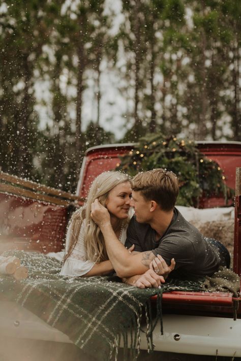 Christmas Truck Pictures Family Pics, Christmas Mini Photoshoot Outdoor, Old Red Truck Christmas Pictures, Christmas Pictures Props, Christmas Pictures Set Up Outdoor, Christmas Mini Truck Sessions, Step Photoshoot, Christmas Photoshoot Truck, Christmas Truck Family Pictures