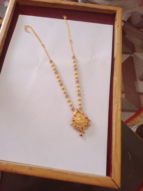 Gold Harams New Models, Trending Mangalsutra Designs, Mini Haram, Pretty Gold Necklaces, Indian Gold Necklace Designs, Maggam Blouses, Fashion Jewelry Necklaces Gold, Simple Necklace Designs, Gold Ideas