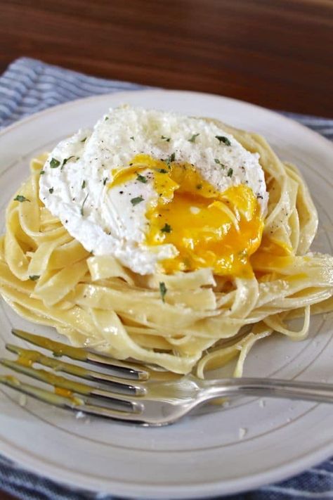 This Creamy Parmesan Pasta with a Poached Egg is ultimate brunch for the person who tends to prefer the lunch side of brunch. Made in only 15 minutes. Pasta With Egg, Creamy Parmesan Pasta, Panini Recipes Chicken, Poached Egg Recipe, Lunch Sides, Parmesan Cream Sauce, Creamy Pasta Dishes, Egg Pasta, Egg Recipe